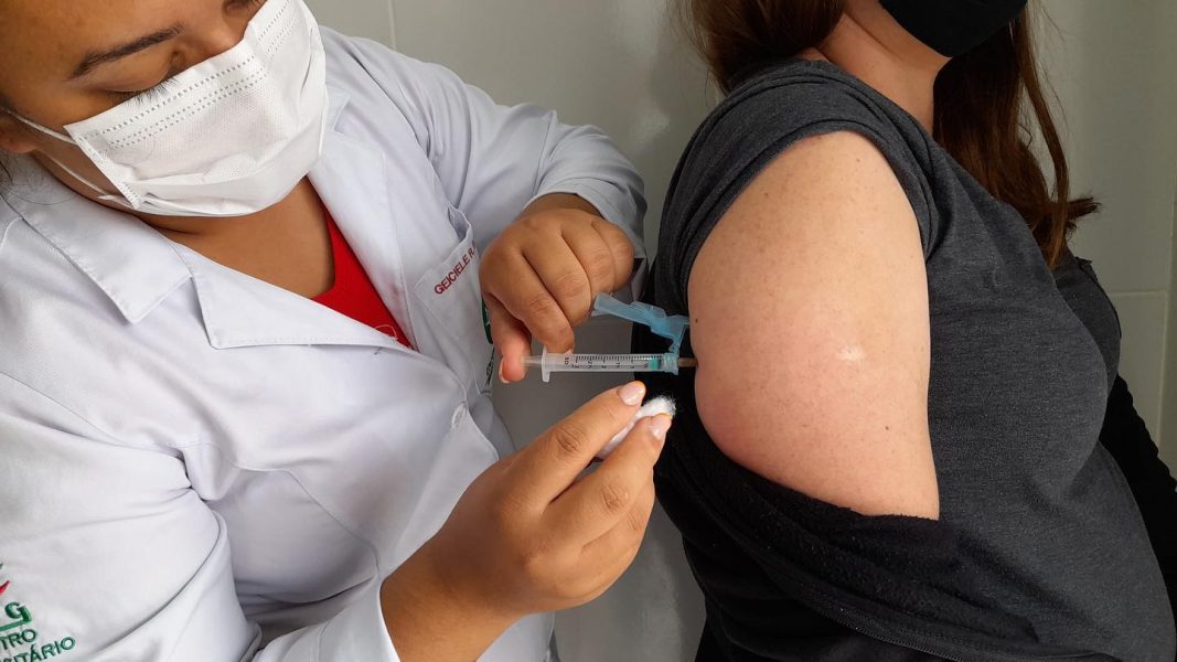 Vacinação em cascavel: moradores com 29 anos completos podem receber a vacina nesta terça-feira (10)